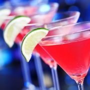 roze cocktail met limoen op de rand.